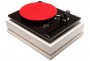 Gramofon Rega RP6 z czerwoną matą gramofonową Rega na platformie antywibracyjnej Monolith Audio Zaii